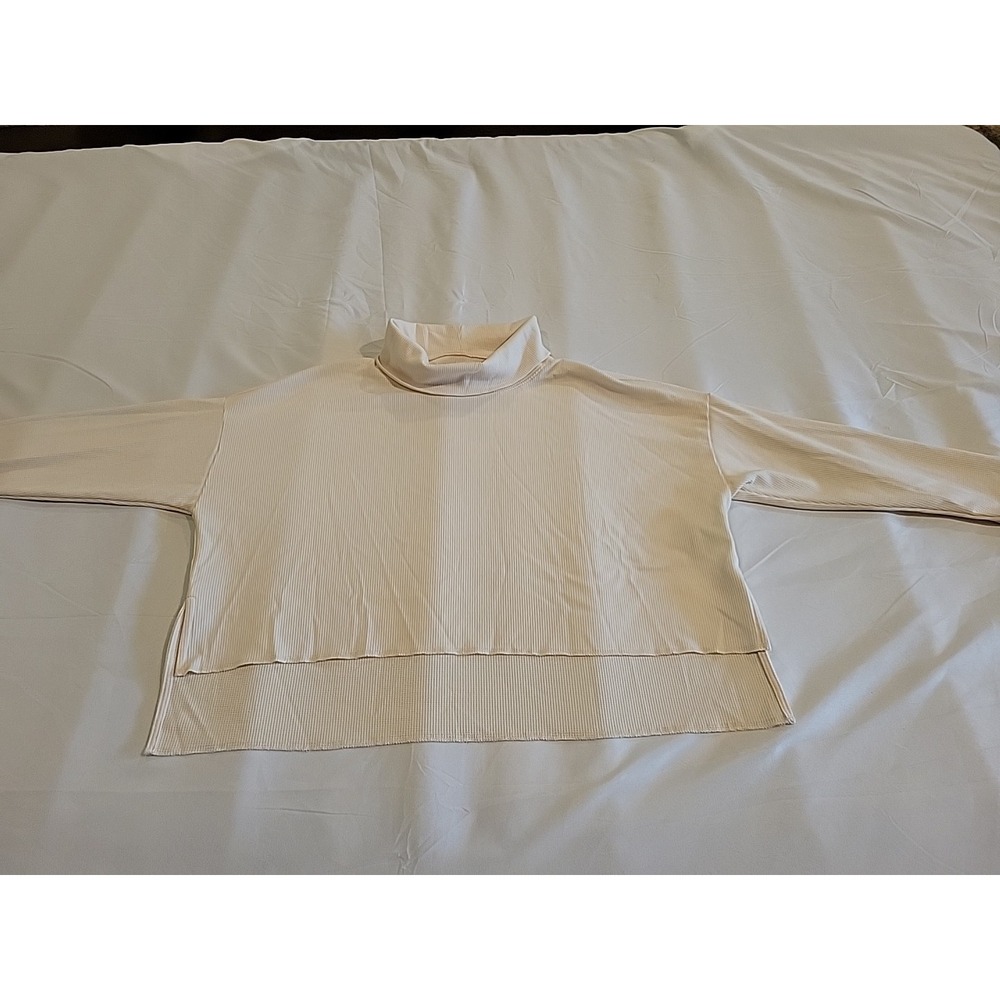 American Eagle Ivory Turtleneck Cropped Front‎ Long Sleeve Shirt Size XS